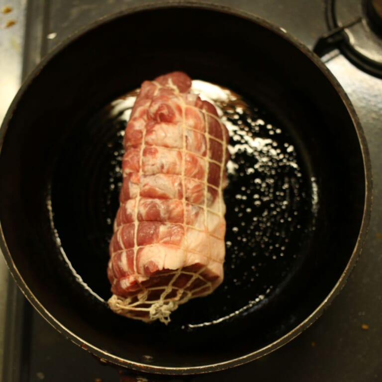 手順 1: ※豚塊肉をタコ糸などで縛り、フォークなどで刺して味が染み込みやすいようにしておく。 フライパンに油をひき、豚塊肉を表面に