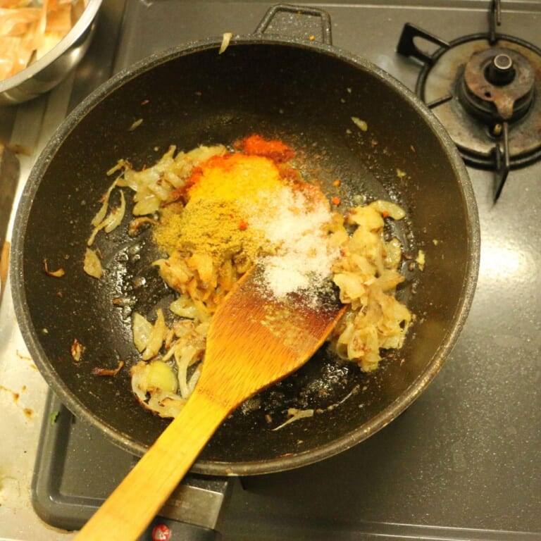 手順 3: スパイスBを加える。