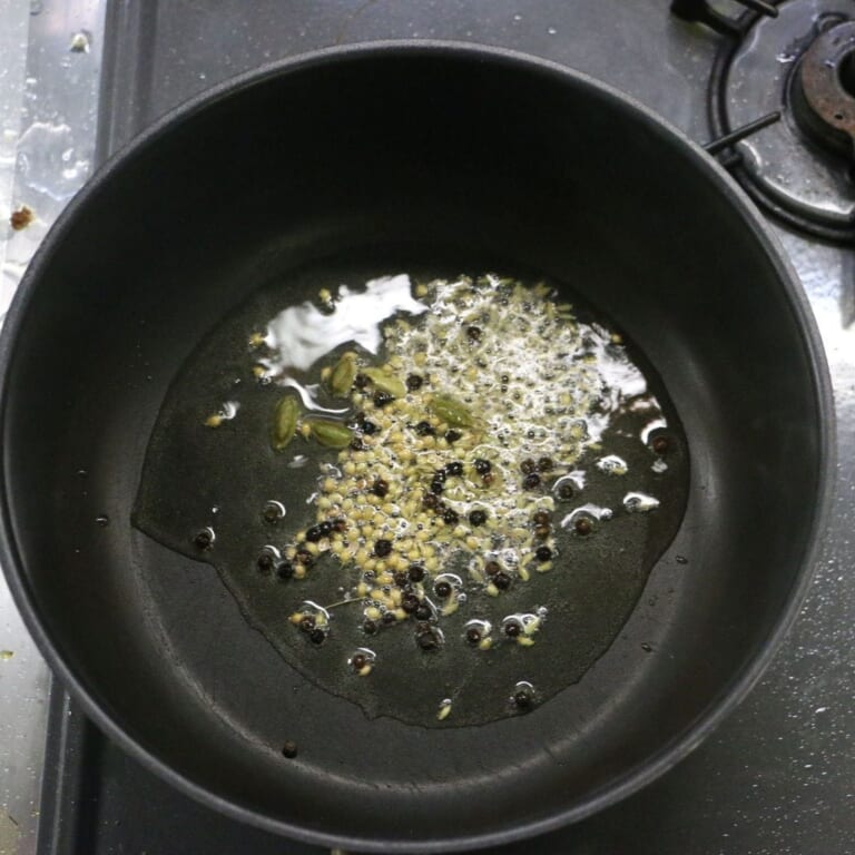 手順 2: 温めたフライパンに油をいれスパイスAを炒める。