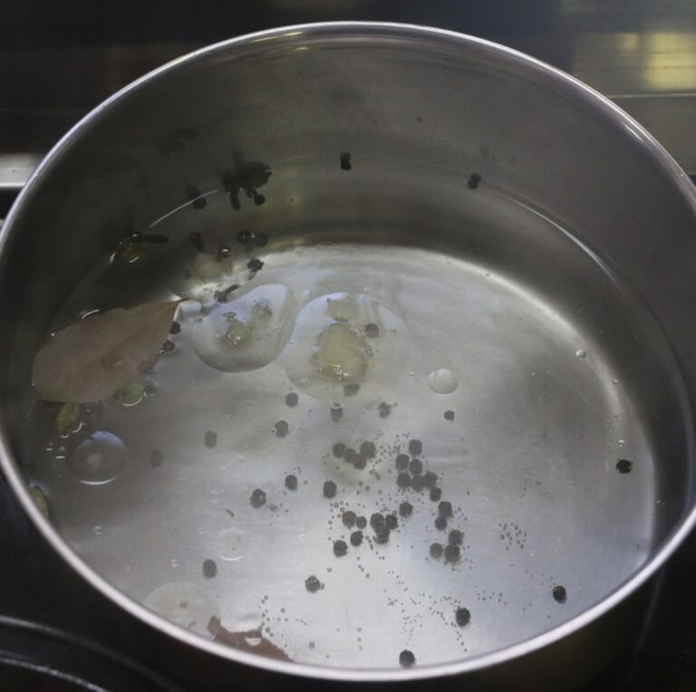 手順 3: たっぷりの水に米とサフラン以外のスパイスA、塩を入れて茹でる。米が7分くらいできたらザルにあげておく。