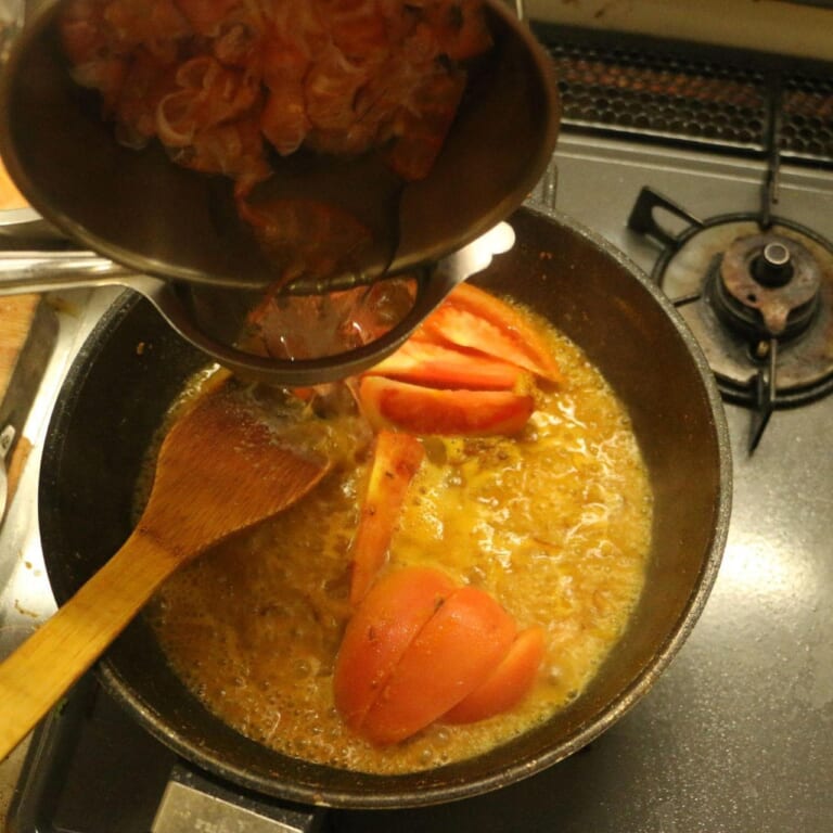 手順 5: エビのむいた殻からとった水と、パクチーを加える。