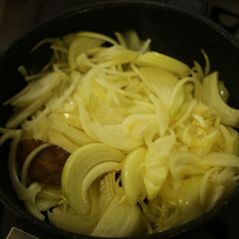 手順 3: 温めた鍋にギーとスパイスCを加え炒める。香りが立ってきたら玉ねぎを加え、透明になるまで炒める。