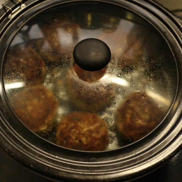 手順 3: ひっくり返して弱火にして約3分焼いた後、火を止め蓋をしたまま余熱で3分置いておく。
