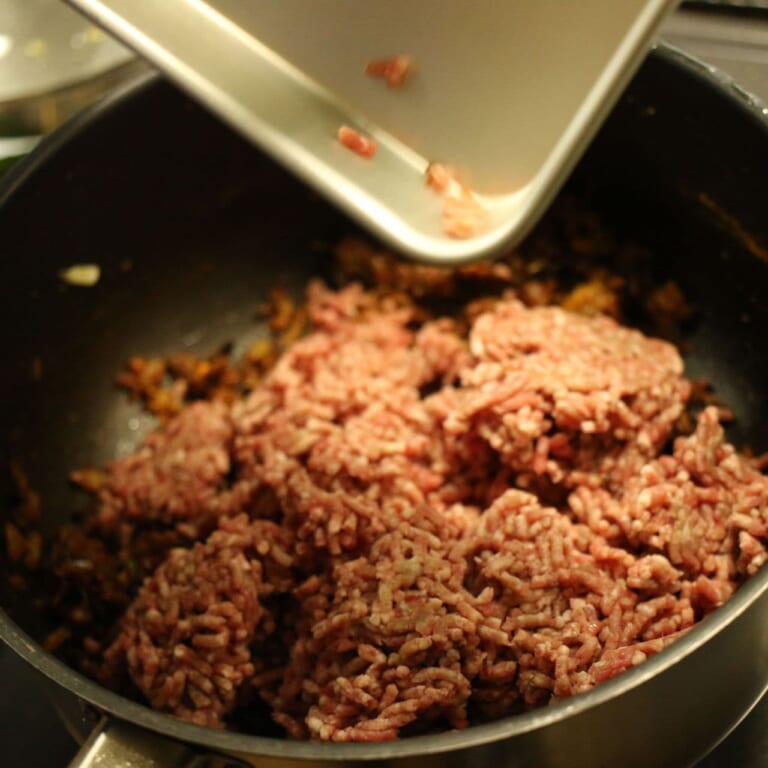 手順 5: 牛ひき肉を加え、火がしっかり通るまで炒める。