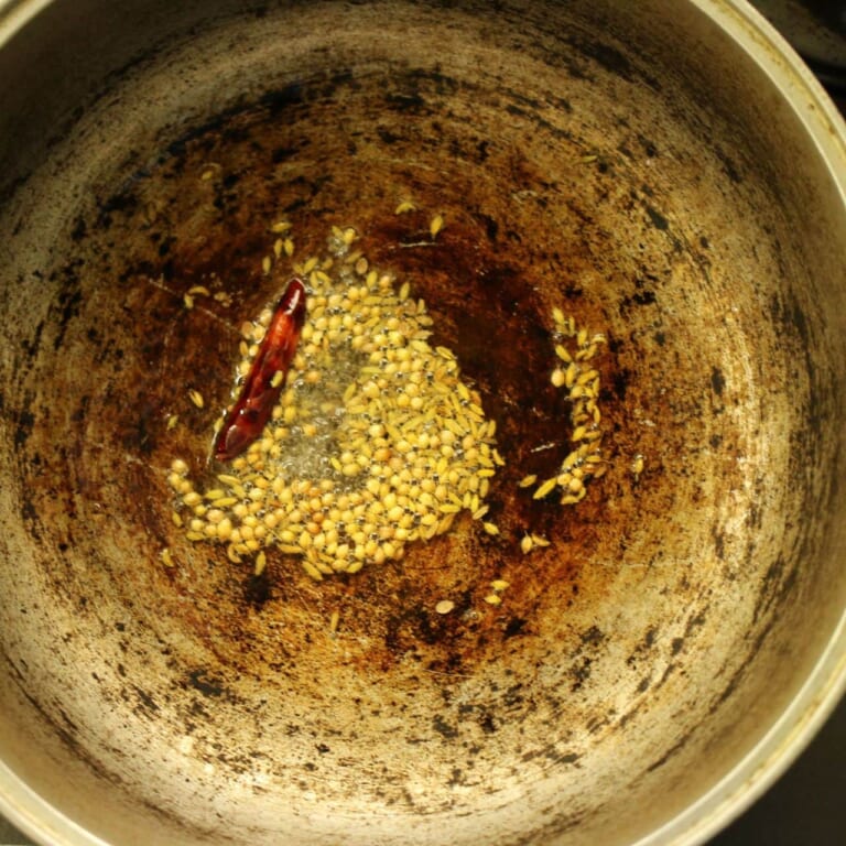 手順 1: 温めたフライパンに油を入れスパイスAを加える。香りが立ってきたらタコを軽く炒めて取り出しておく。