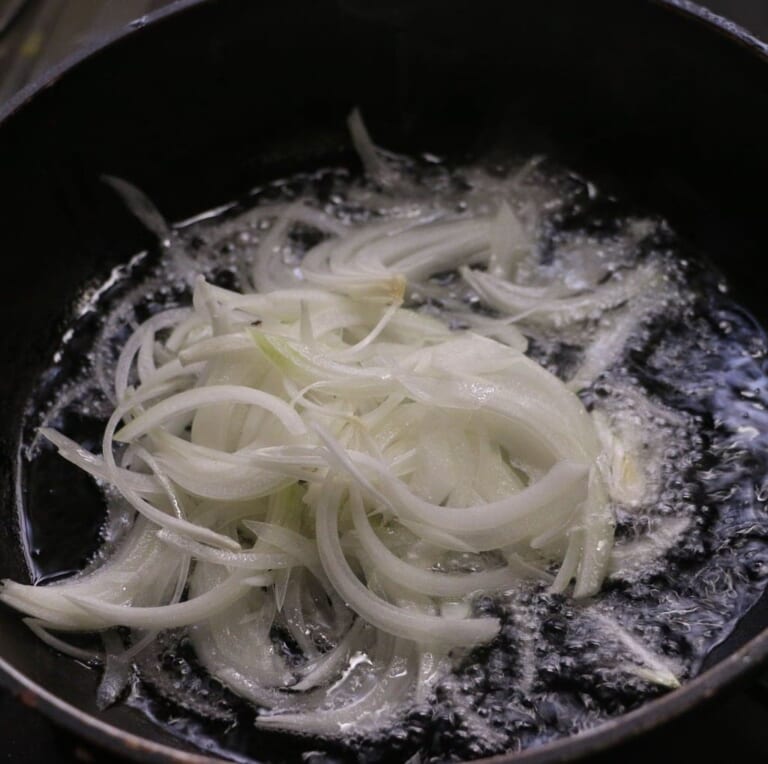 手順 4: スライスした玉ねぎを油（分量外）で揚げてフライドオニオンを作っておく。
