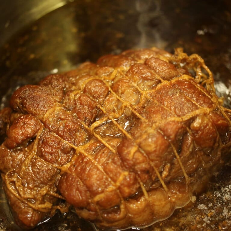 手順 3: 蓋をあけ豚肉に火が通っていたら、再び火にかけ煮汁を煮詰めれば完成。