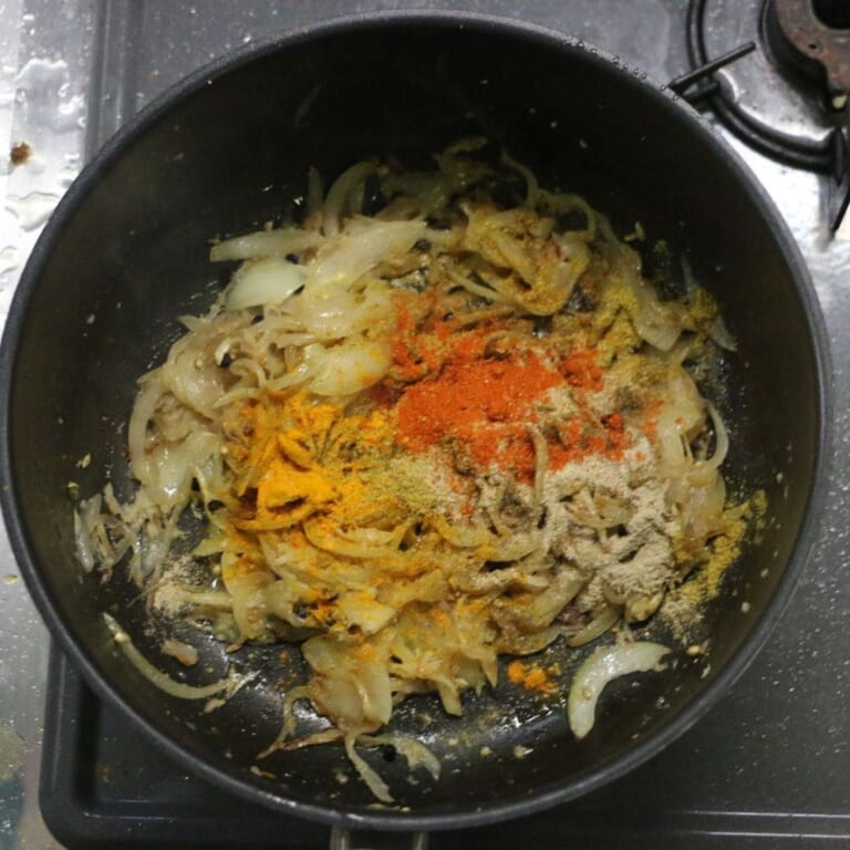 手順 4: スパイスB、塩を加え混ぜ合わせる。