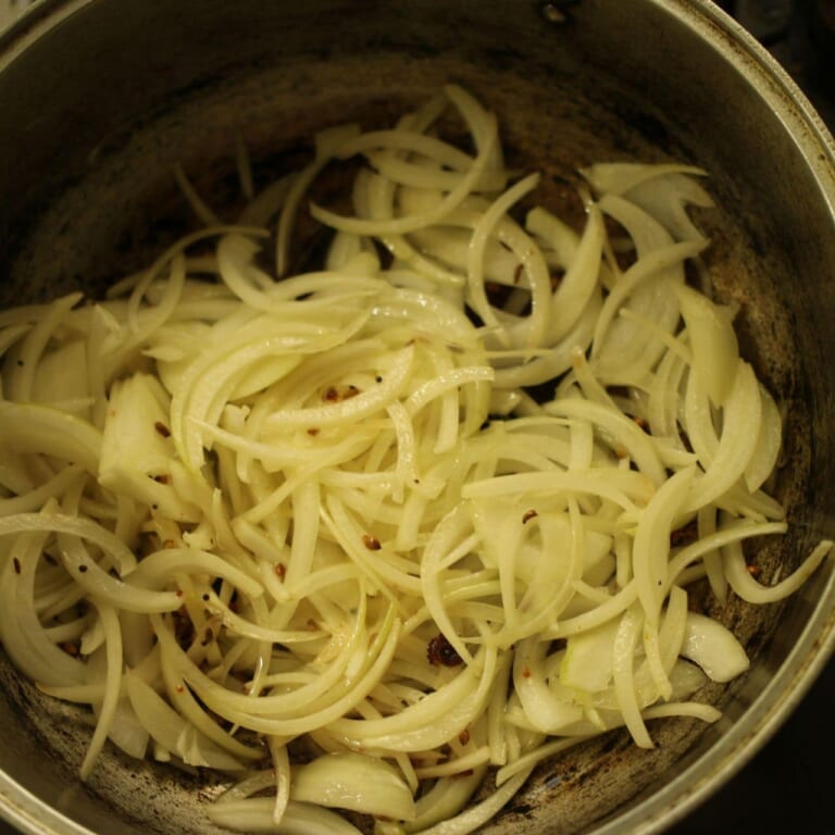 手順 2: 玉ねぎを加える。