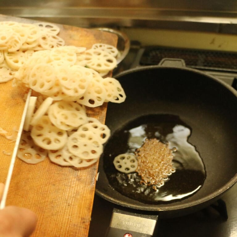 手順 1: 温めたフライパンに油を入れ、フェネグリークを炒める。 シュワシュワとしてきたらレンコンを入れる。