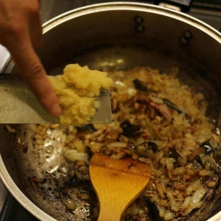 手順 4: にんにく、生姜を加える。