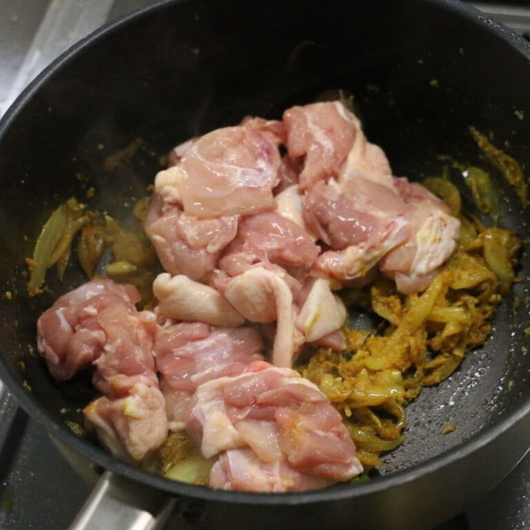手順 5: 鶏もも肉を一緒に炒め合わせる。