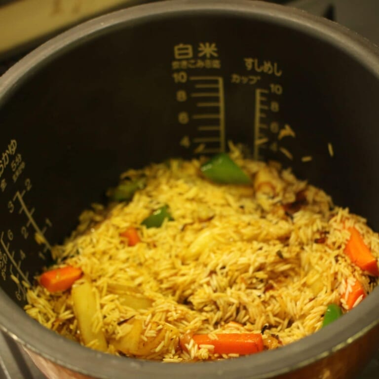 手順 5: フライパンの中身を全て炊飯器にいれる。