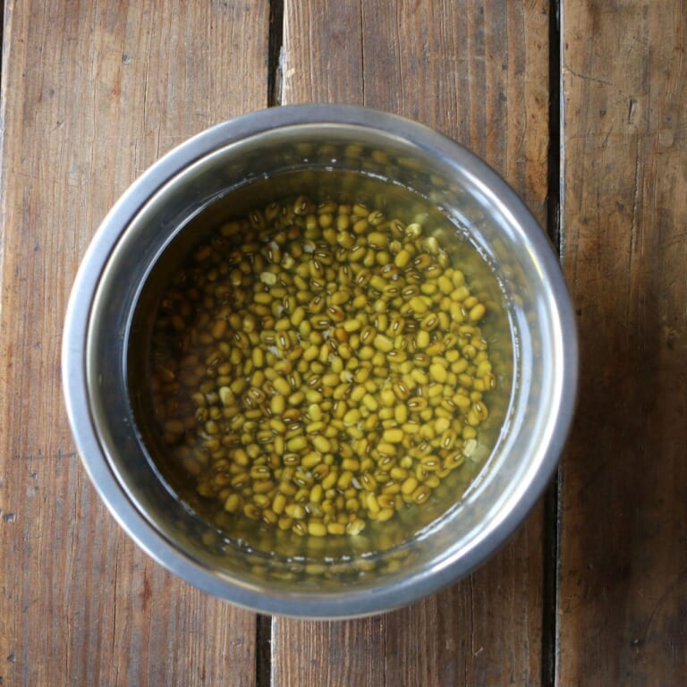 手順 1: ムングを水に2時間ほどつけて食べられる硬さに茹でておく。