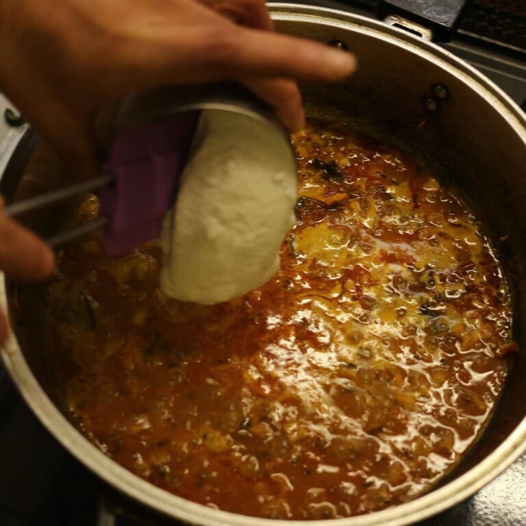 手順 7: ココナッツミルクを加え一煮立ちさせる。