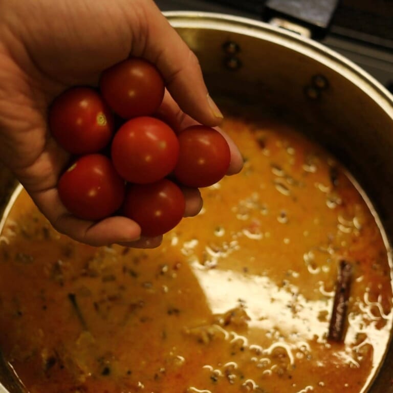 手順 8: ミニトマトを加え蓋をして弱火で５分煮込む。