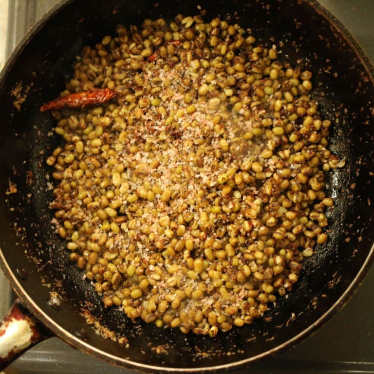 手順 3: ココナッツファインが香ばしくなってきたらムングを加え、塩で味を整えて完成。