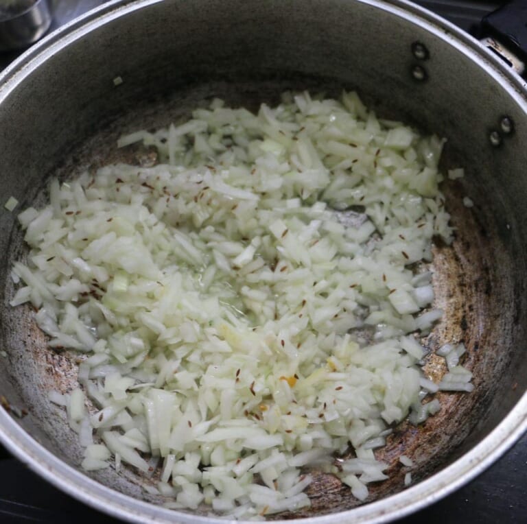 手順 1: 温めたフライパンに油とスパイスAを加え、ぱちぱちしてきたら、玉ねぎを加え、飴色になるまで炒める。