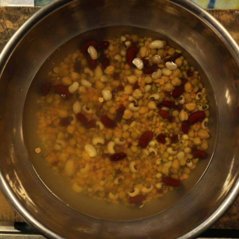 手順 1: 豆8を袋から取り出し、水に1晩つけておく。別の鍋で茹でておく。