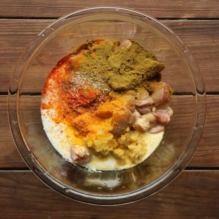 手順 1: ヨーグルトにおろしにんにく、生姜、鶏もも肉、スパイスB、塩、レモン汁で約30分(できれば一晩)冷蔵庫に寝かせる。 ※パプ