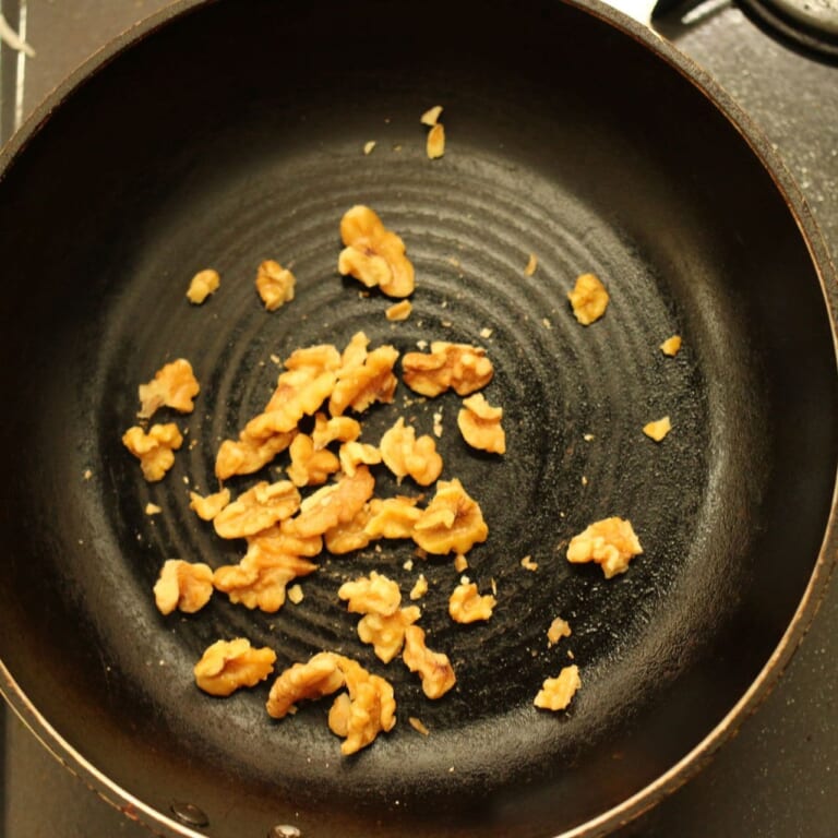 手順 1: くるみを乾煎りしてお好みの大きさにカットしておく。