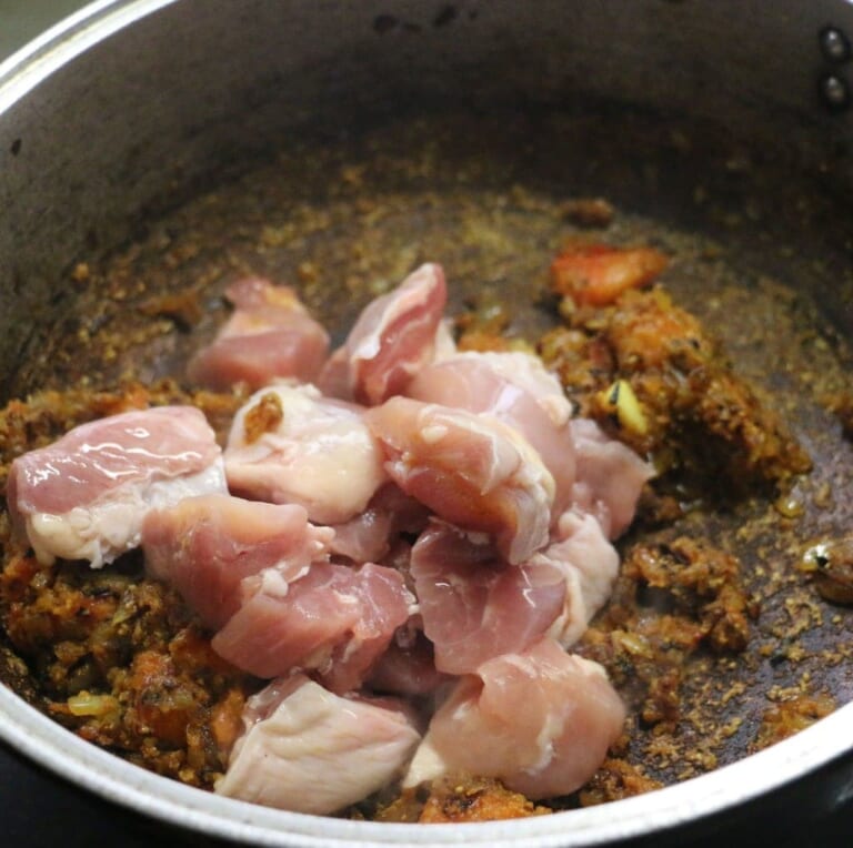 手順 5: スパイスがなじんだら、鶏肉を加える。