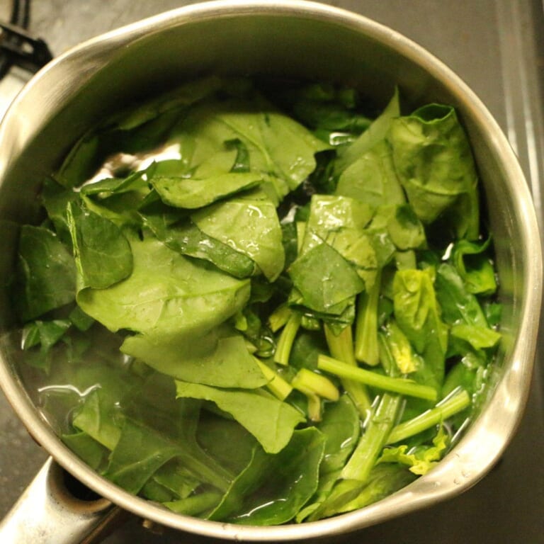 手順 1: ほうれん草をざく切りにして茹でてペーストにしておく。