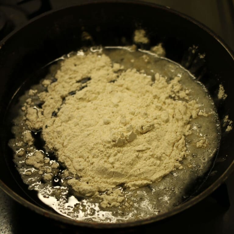 手順 1: 鍋に油を加え、アターを弱火でじっくりと茶色になるまで炒め、ルーをつくる。