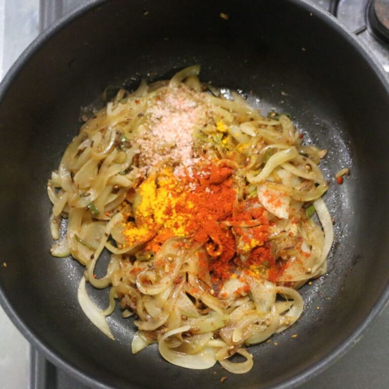 手順 5: 玉ねぎの色が変わったら、スパイスB、塩をくわえ炒め合わせる。