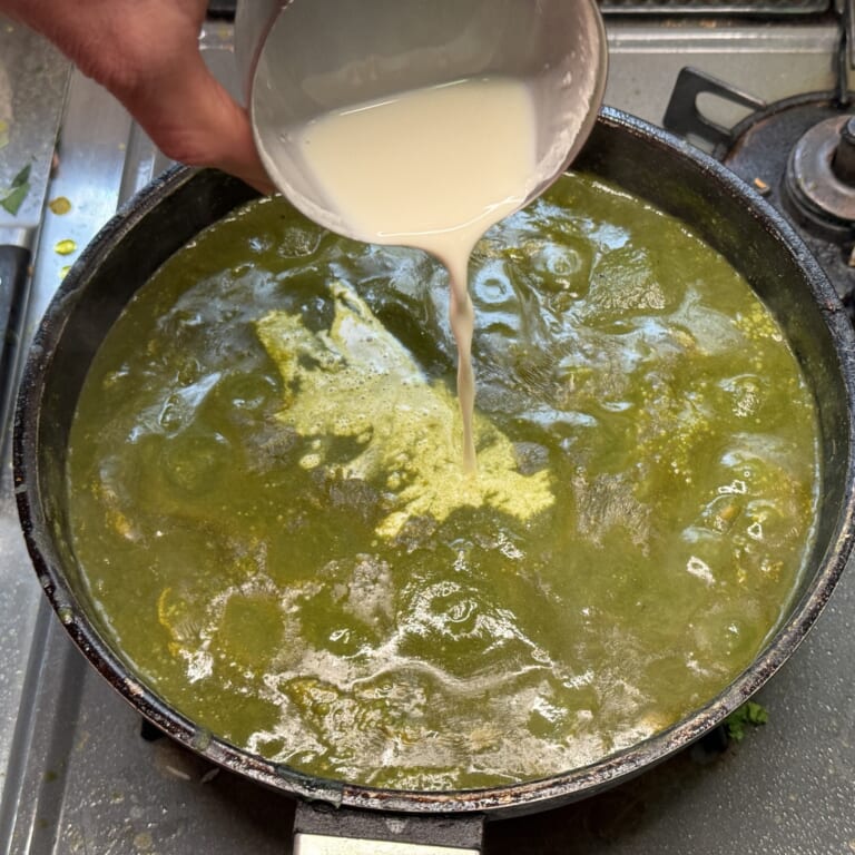 手順 6: 水を少しずつ加え伸ばしていき、一度煮立たせる。鶏もも肉に火が通ったら生クリームを加え最後に一煮立ちさせる。