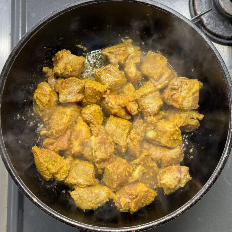 手順 2: 温めたフライパンに油をひき、マリネしておいた豚肉の表面を焼きバットなどに移しておく。