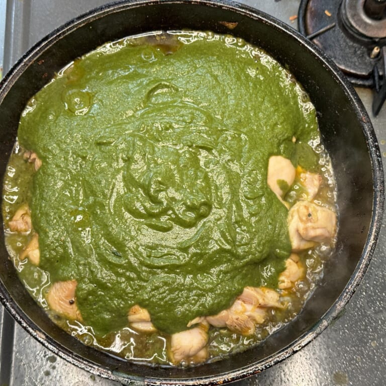 手順 5: ⒊のペースト、塩を加え一緒に煮込んでいく。