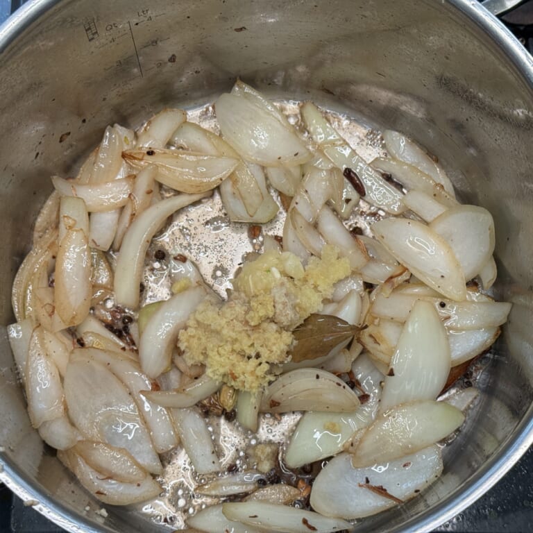 手順 3: スパイスAを加え香りが立ってきたら玉ねぎを加え薄い飴色がついてきたらおろしにんにく、生姜を加え香り落ち着くまで炒める。