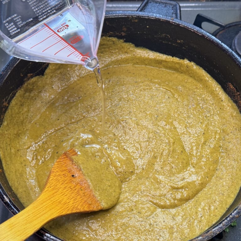 手順 6: ペーストになったカレーのベースをフライパンに戻し、塩を加え炒め合わせたら少しずつ水を加えて伸ばしていく。