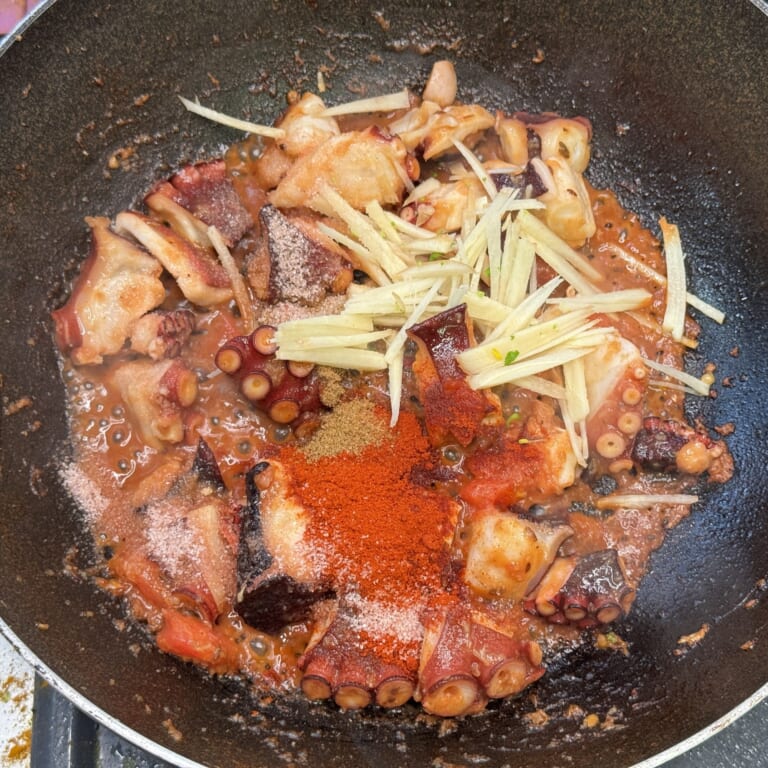 手順 4: 香りが立ってきたら蛸、スパイスB、塩、生姜の千切りを加え炒め合わせる。