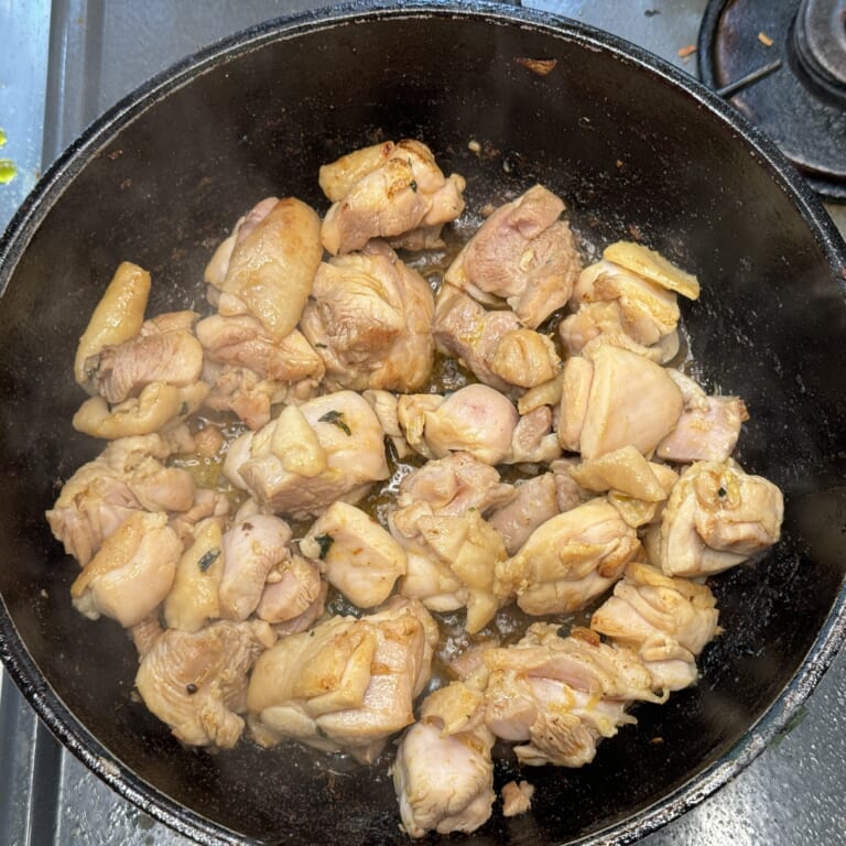 手順 4: フライパンで鶏もも肉を炒め始める（焦げそうであれば油をたす（分量外））