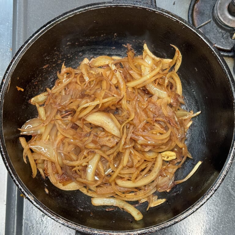 手順 4: 同じフライパンにスパイスBを加え香りが立ってきたら玉ねぎを加え飴色になるまで炒める。