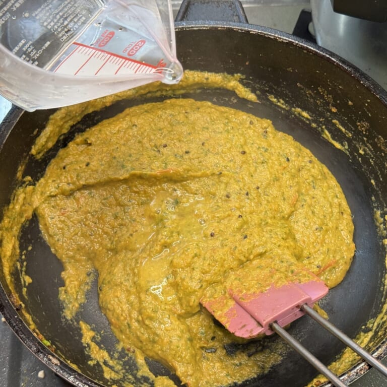 手順 6: ペーストになったカレーのベースをフライパンに戻し塩を加え炒め合わせたら少しずつ水を加えて伸ばしていく。