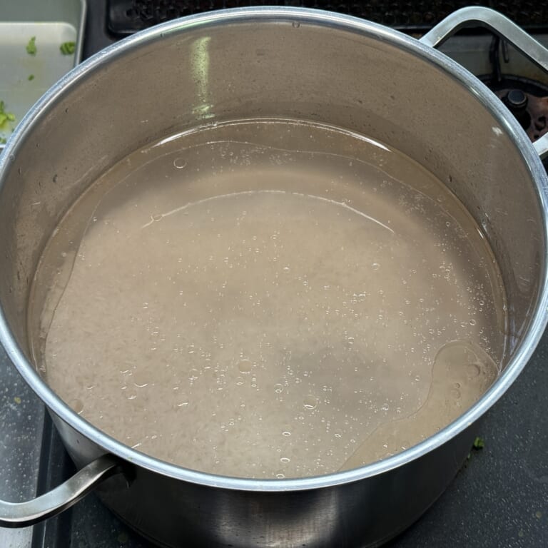 手順 2: 水を鍋に入れお米茹でる用の塩と油を加え沸騰するまで火にかける。その後お米を加えて茹でる（目安４、5分）