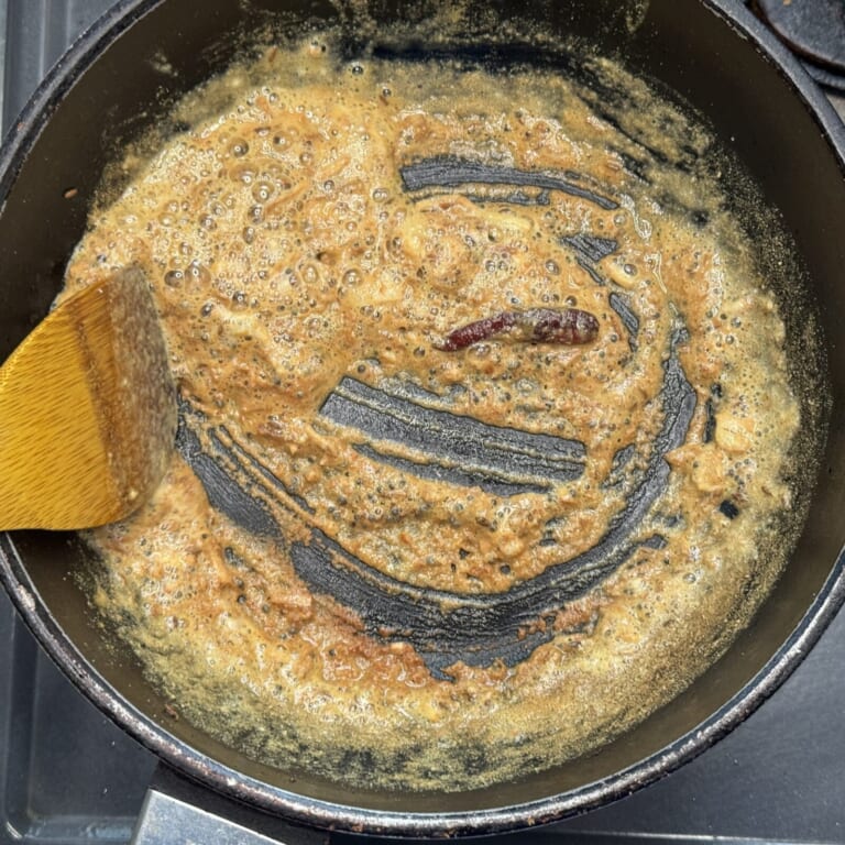 手順 3: にんにく、生姜を加え１、２分炒めたらベッサンを加え色が少し変わるまで炒める。