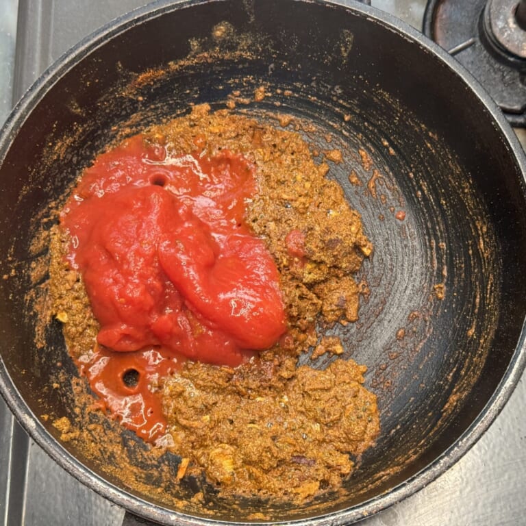 手順 4: スパイスB、塩を加え炒め合わせたらトマトを加える。