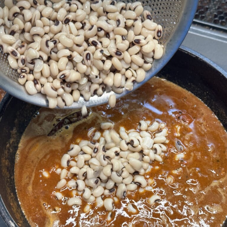 手順 6: じゃがいもに火が通ったら茹でておいたチョラを加えて軽く煮込む。