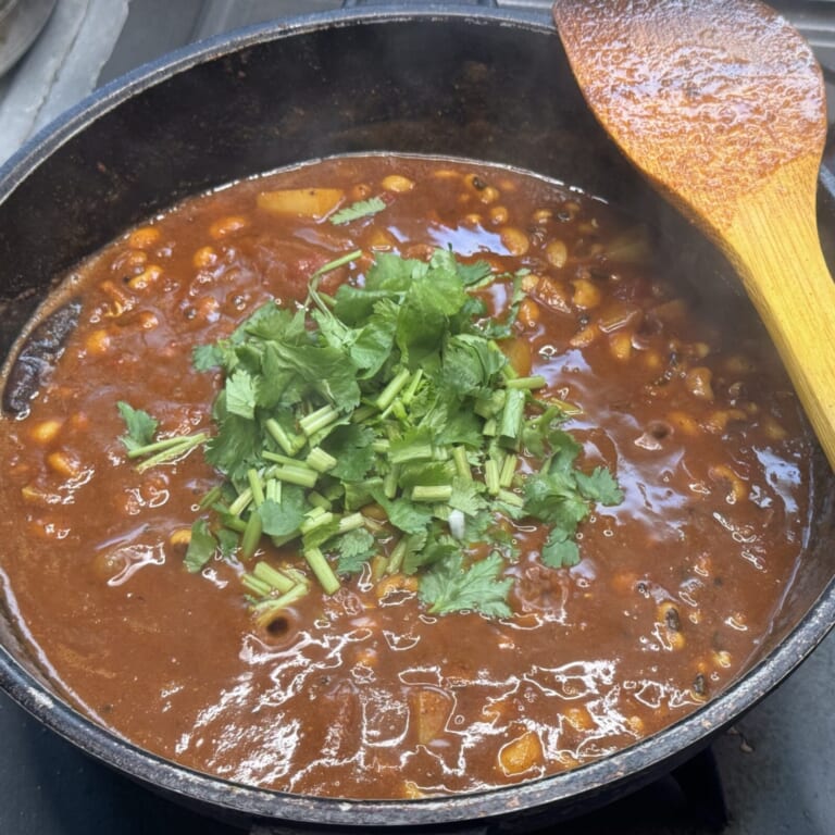 手順 7: お好みで刻んだパクチーなどをちらす。