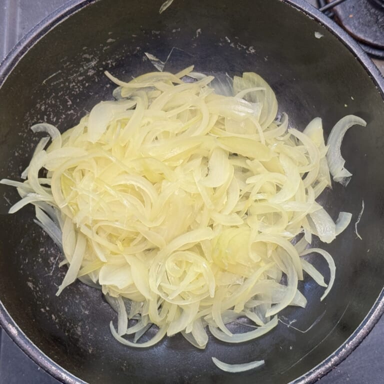 手順 2: 温めたフライパンに玉ねぎと水を加え玉ねぎが半透明になるまで茹でる。