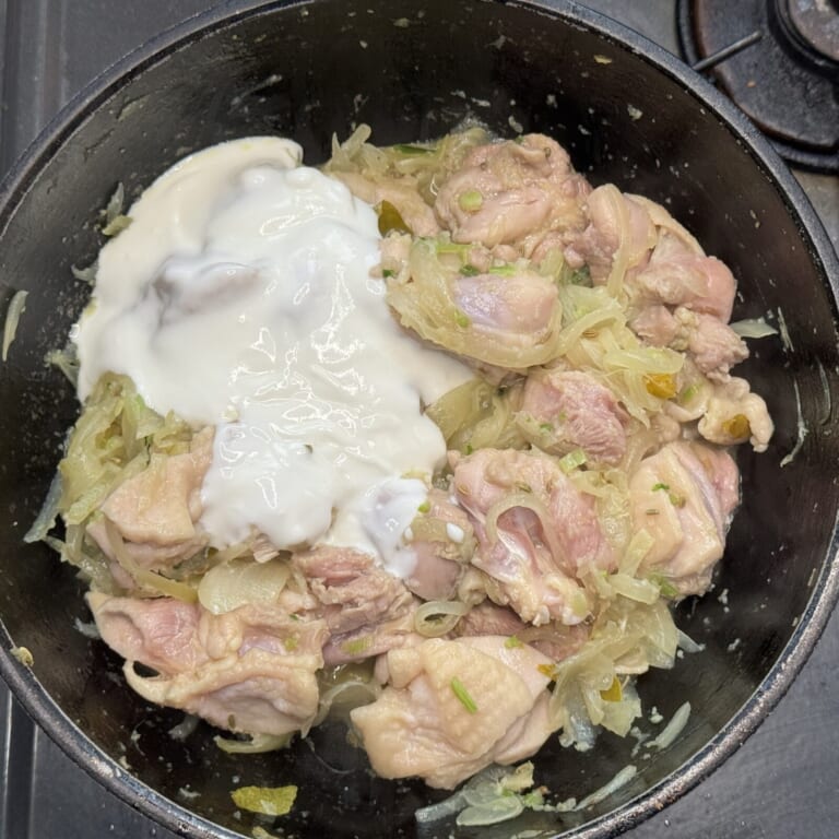 手順 4: 鶏もも肉を加え表面に火が通ったらヨーグルトを加え炒め合わせる。