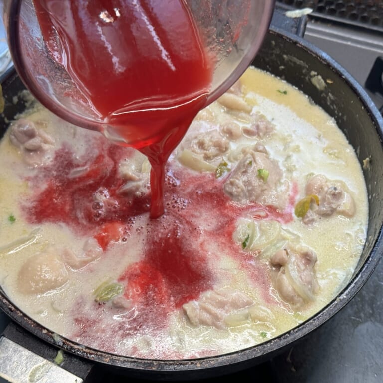 手順 5: ビーツペースト、ココナッツミルク、パクチーの葉の部分も加え弱火でお肉に火が入るまで煮込む。