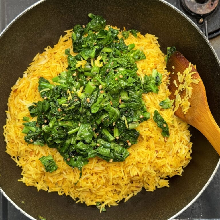 手順 5: 全体が黄色くなったら炒めておいた菜の花を炒め、混ぜ合わせる。
