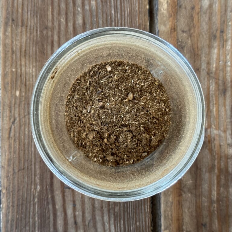 手順 1: スパイスCをフライパンで乾煎りして香りが立ってきたらバットなどに移して冷まして、ミルサーなどで荒いパウダーにしておく。