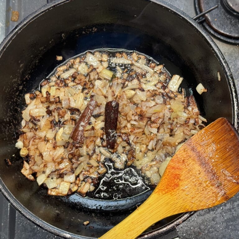 手順 2: 温めたフライパンに油を加え、スパイスAを熱し香りが立ってきたら玉ねぎが飴色になるまで炒める。