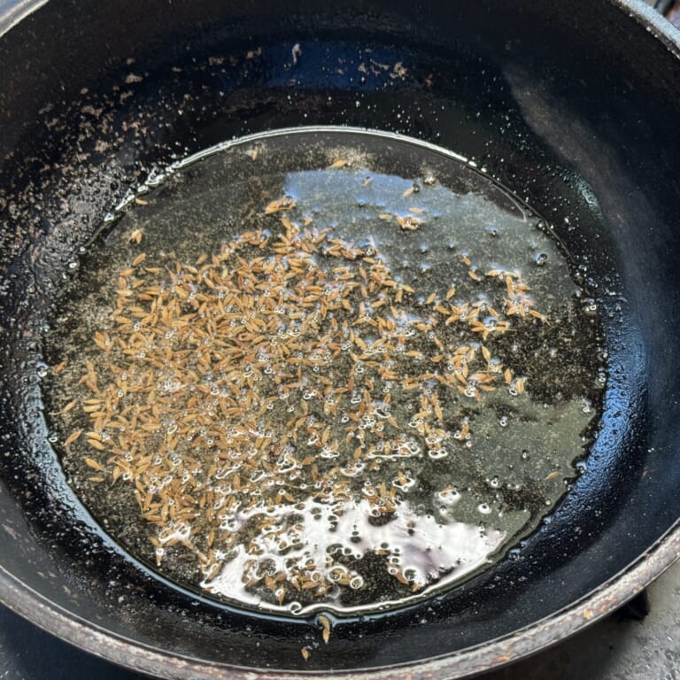 手順 1: じゃがいもを一口大に切って茹でておく。 温めたフライパンに油を熱しスパイスAを加えクミン(ホール)がしゅわしゅわとしてく